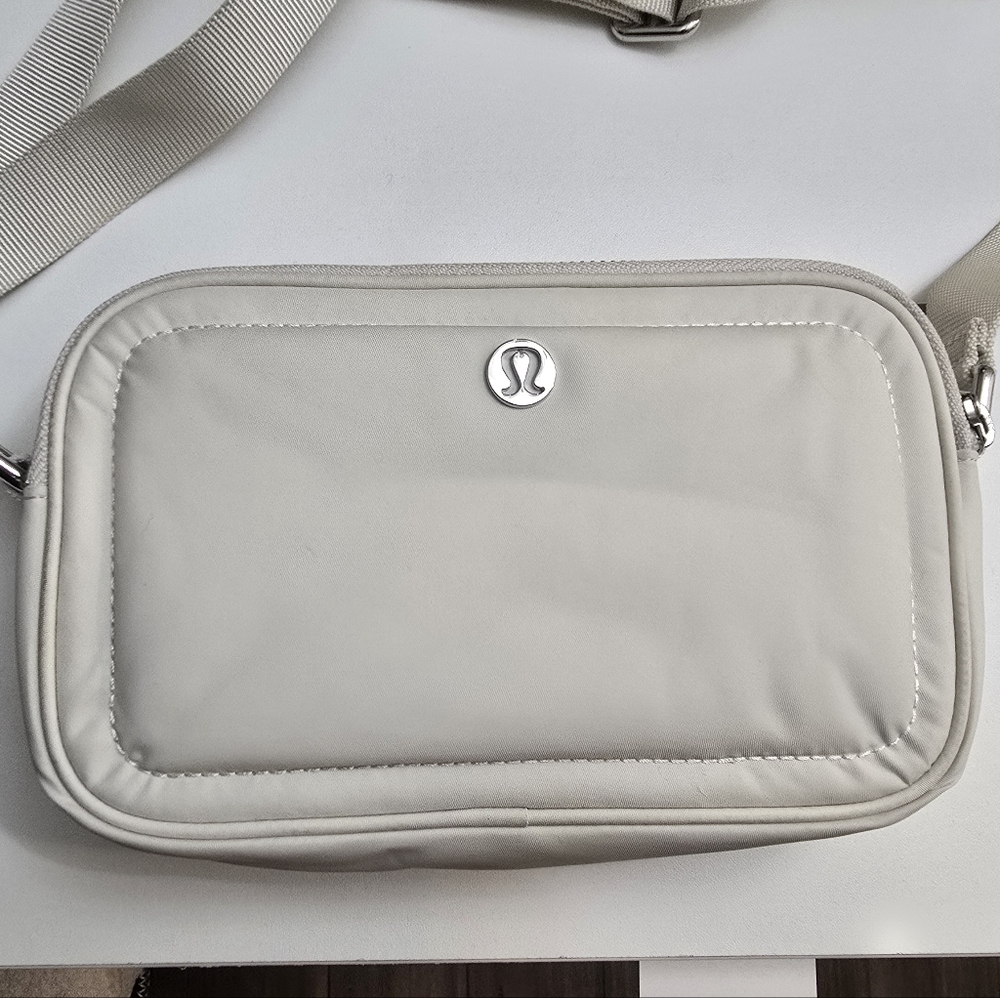 Lululemon Crossbody Camera Bag 2L - Picture 5 of 11